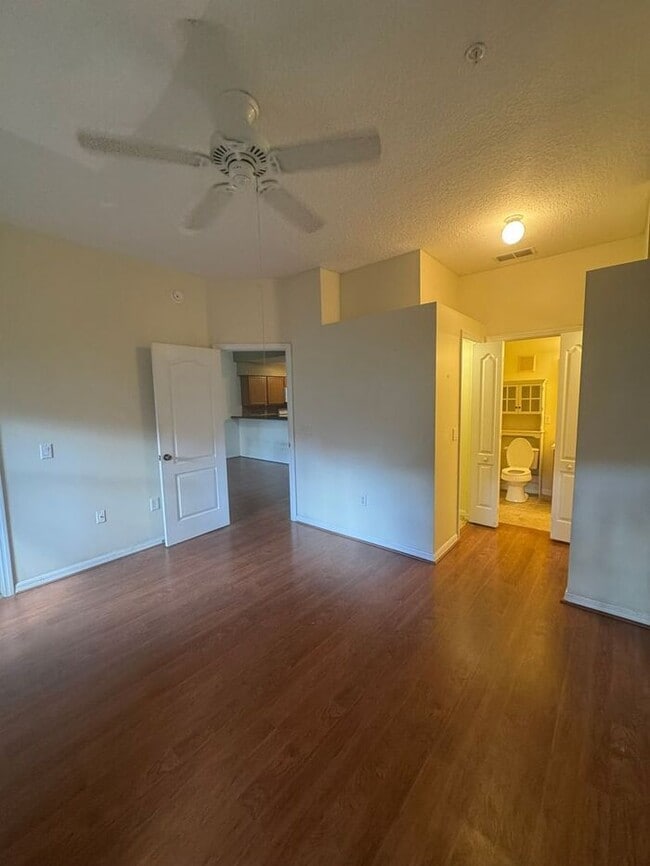 Building Photo - 3 Bedroom 2 Bath - Lovely and Cozy Condo f...