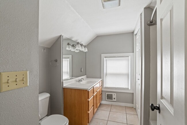 Building Photo - 2118 E Linnwood Ave