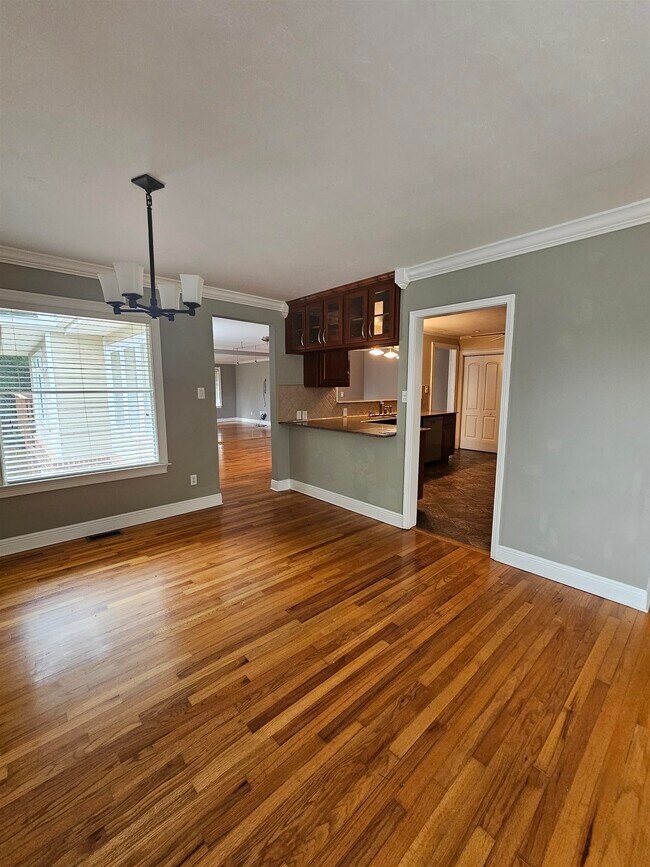 Building Photo - 850 Brookwood Dr