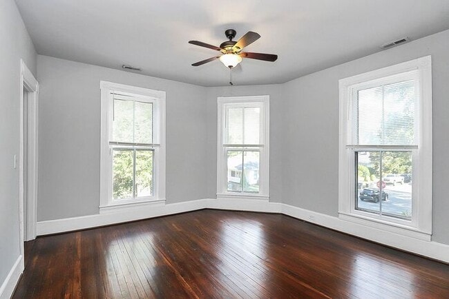 Building Photo - Charming 2nd Floor 2BD/1BA Unit on Pecan Ave!