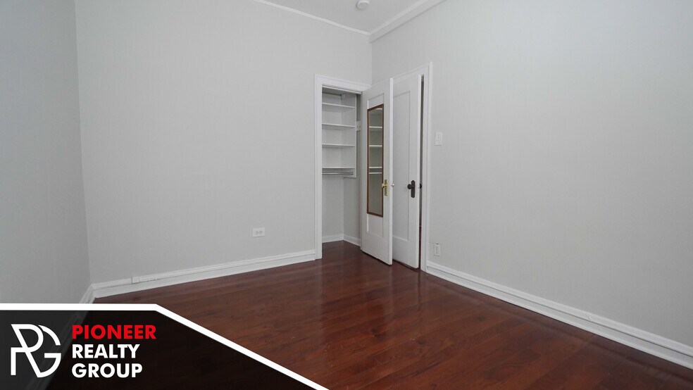 Building Photo - 546 W Surf St