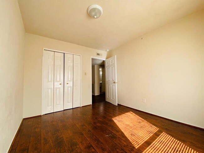 Building Photo - 615 Stonewall Dr