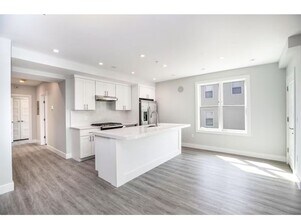 Building Photo - Stunning 2 Bd 1.5 Bath with Garage Parking...