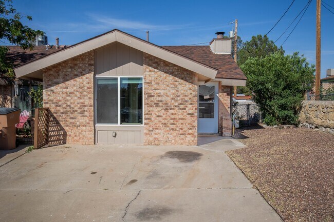 Building Photo - 623 Paula Pl