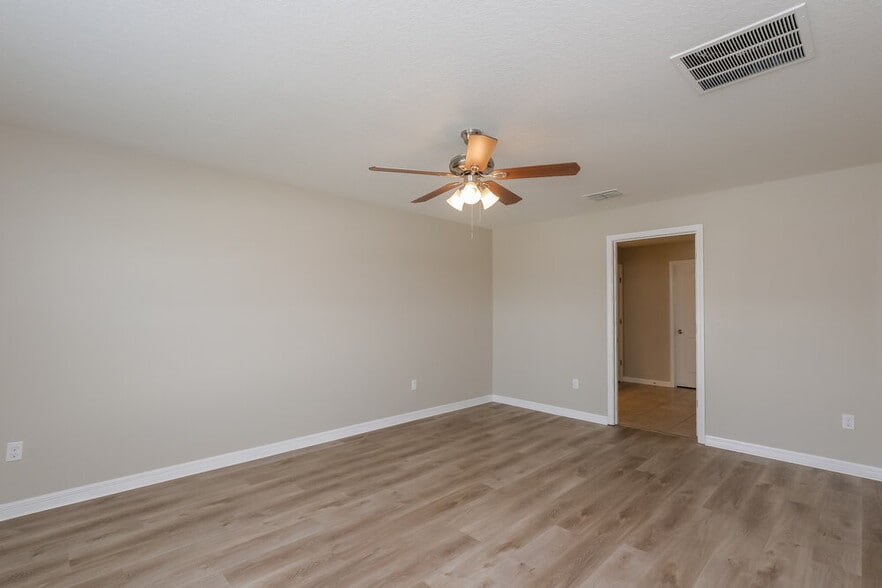 Building Photo - 11220 Leland Groves Dr