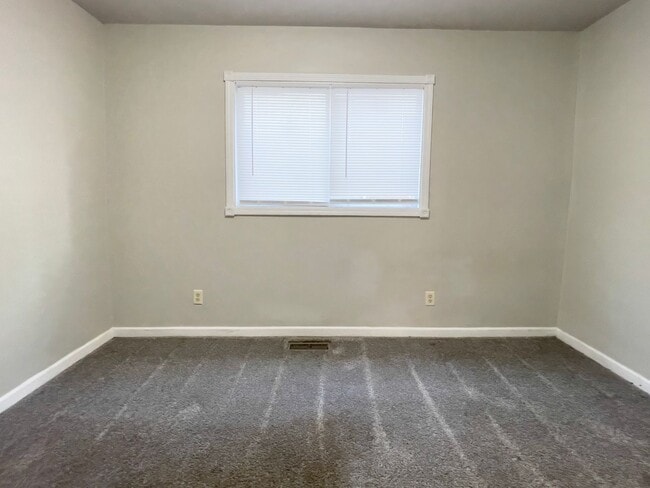 Building Photo - PRELEASING for AUGUST! Close to Campus