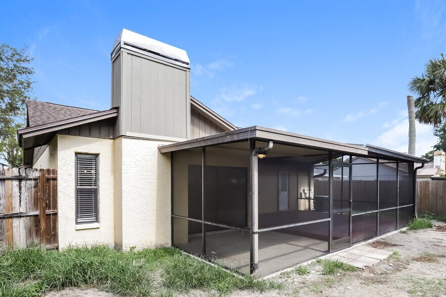 Building Photo - 16130 Gardendale Dr
