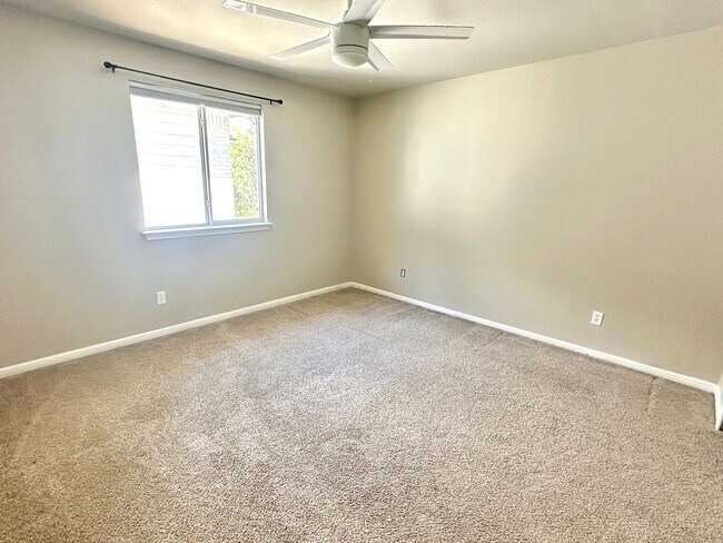 Building Photo - Stunning 4-Bedroom Home in the Desirable S...