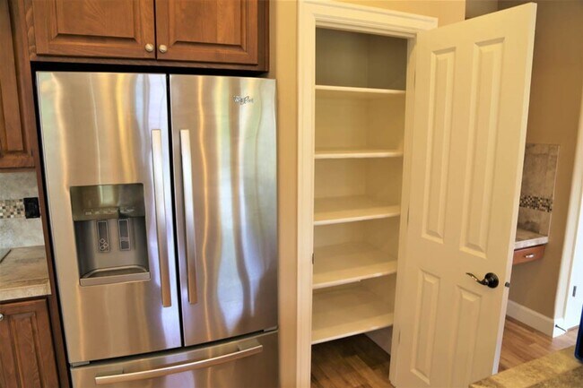 Building Photo - Nice 4bed/2.5 Bath Home, Gas Range