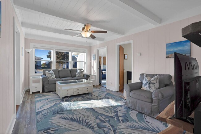 Building Photo - 415 Sound Ave