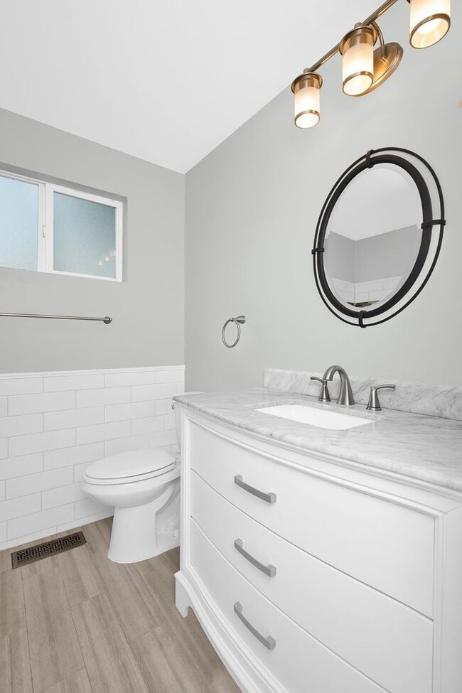 Building Photo - 17145 NE 5th Pl