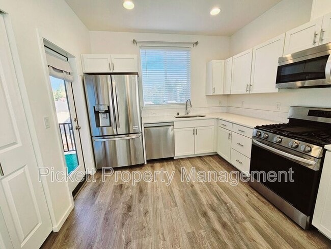 Building Photo - 946 NW Highgarden Dr