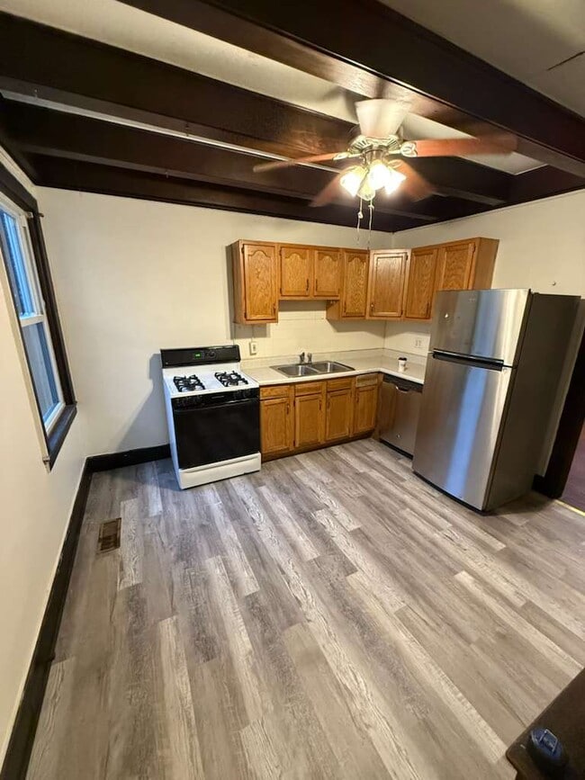 Building Photo - 390 N McKean St