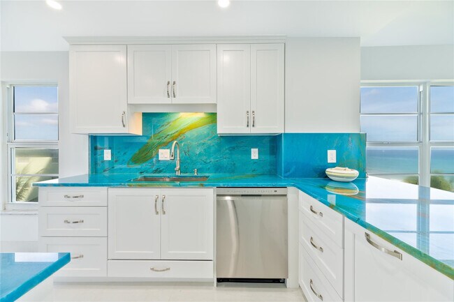 Building Photo - 1021 Hillsboro Mile