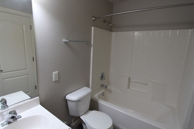 Building Photo - Spacious 3-Bed, 2-Bath Home with Open Floor Plan and Premium Amenities