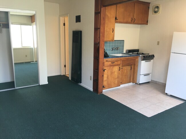 Building Photo - MISSION BEACH STUDIO APARTMENT WITH PARKIN...