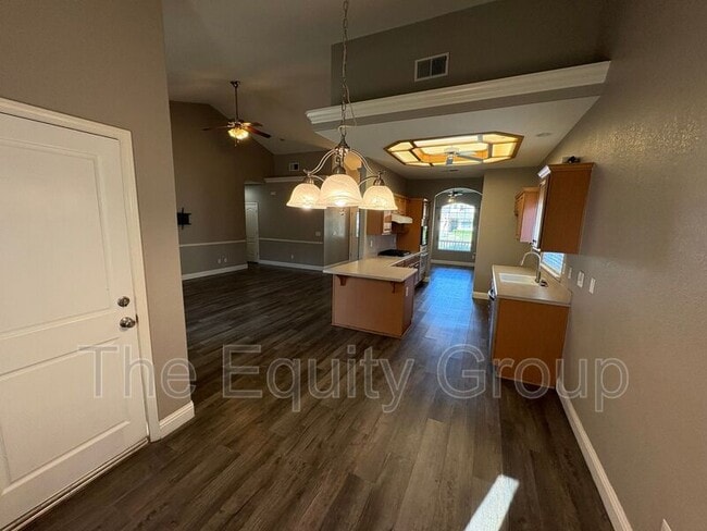 Building Photo - 6227 W Oak Ave