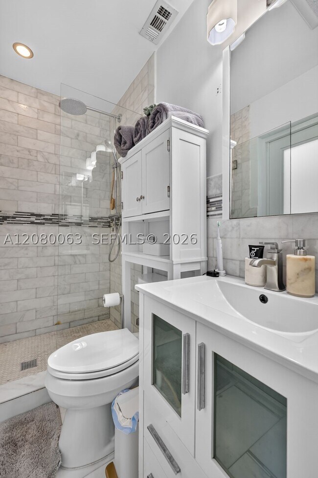 Building Photo - 14220 SW 86th Ave
