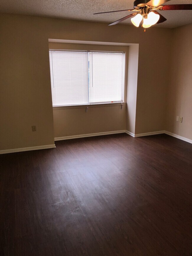 Building Photo - 8845 GSRI Ave