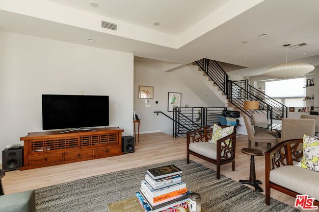 Building Photo - 6072 Pickford St