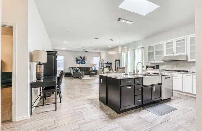 Building Photo - We have a beautiful home fully furnished with 4 bedroom-2 baths