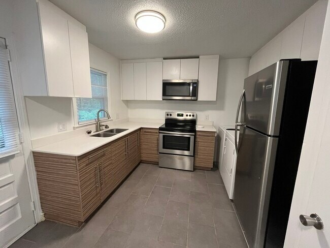 Building Photo - Adorable 2 Bed 1 Bath Available NOW!