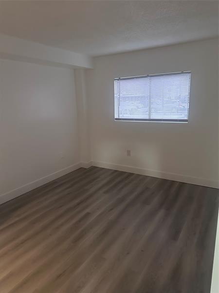 Building Photo - 450 Palm Cir W