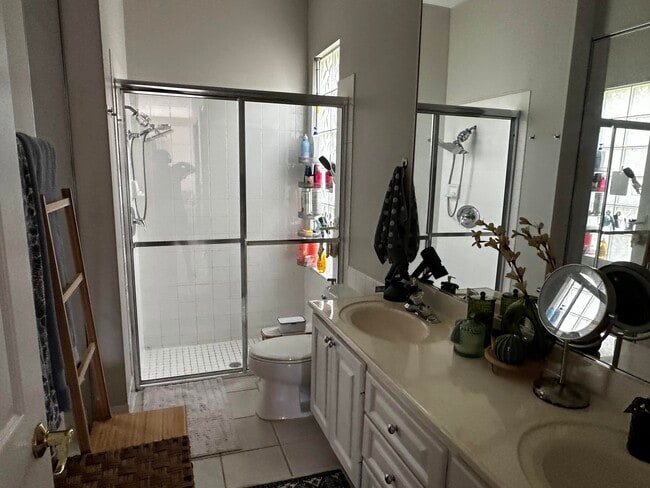 Building Photo - 2023 Valencia Dr