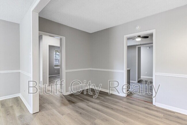 Building Photo - 819 Watson St