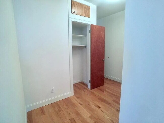 Building Photo - "Charming 1-Bedroom Haven on Cabrini Blvd – 600 Sq Ft of Cozy Comfort!"