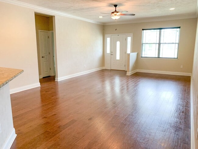 Building Photo - Oak Ridge Home - 3 Bed 2 Bath Home