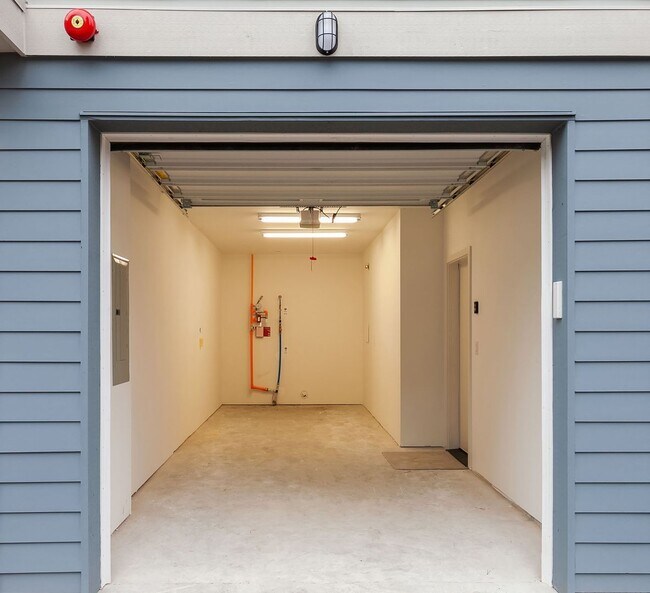 Building Photo - 4Bd/3.5Ba Shoreline Townhome