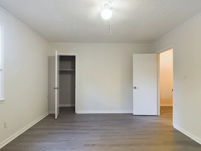 Building Photo - 622 Eastview Ct