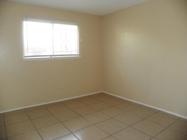 Building Photo - 11408 Lexington Ave NE