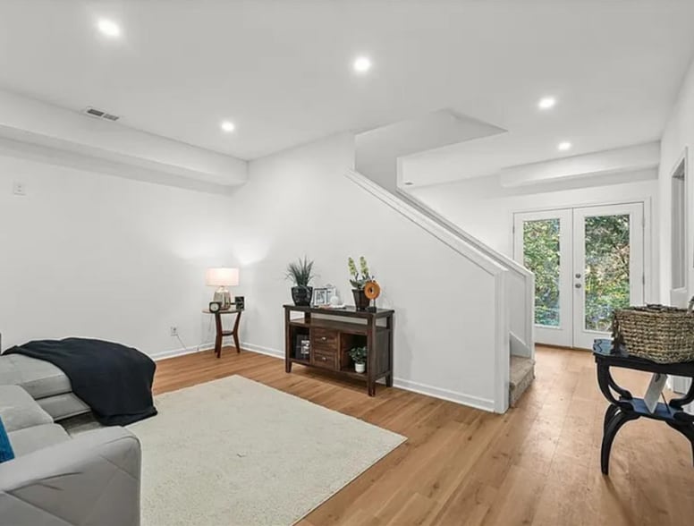 Building Photo - 3925 Pineshore Cir