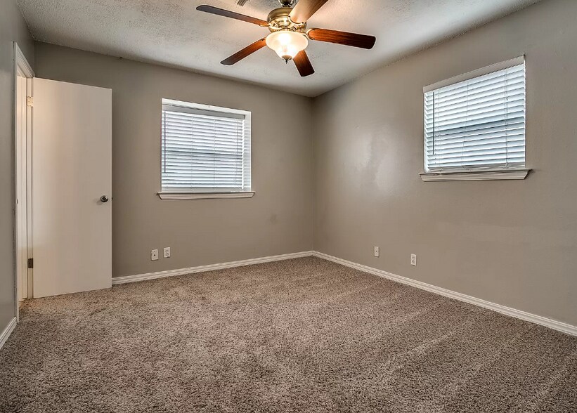 Building Photo - 332 Collier Dr