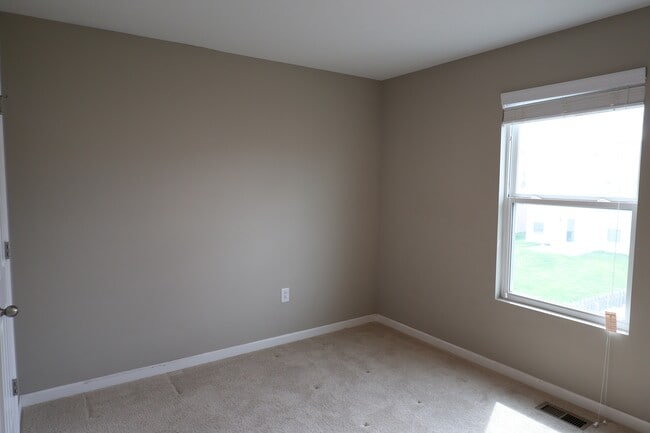 Building Photo - 1899 Lakecrest Dr