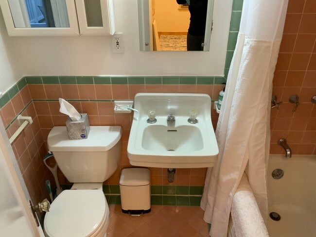 Bsthroom - 10610 Wellworth Ave