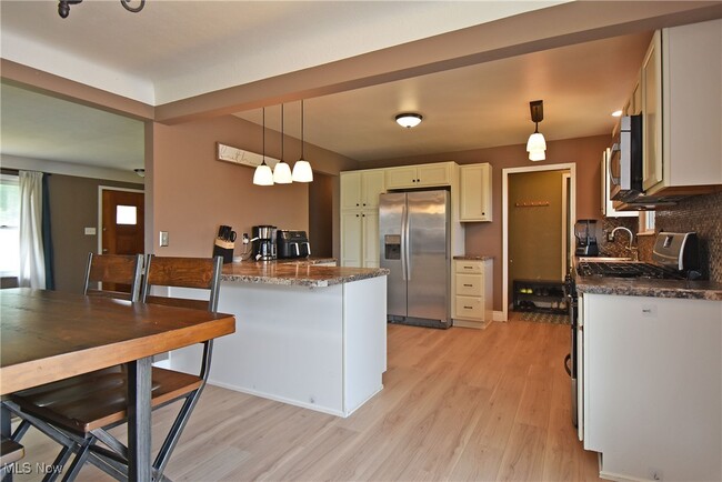 Building Photo - 37 E Meadowlawn Blvd
