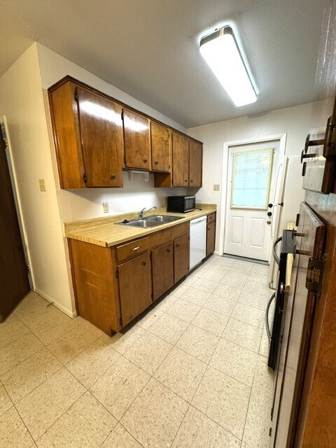 Building Photo - 2101 Eastwind St