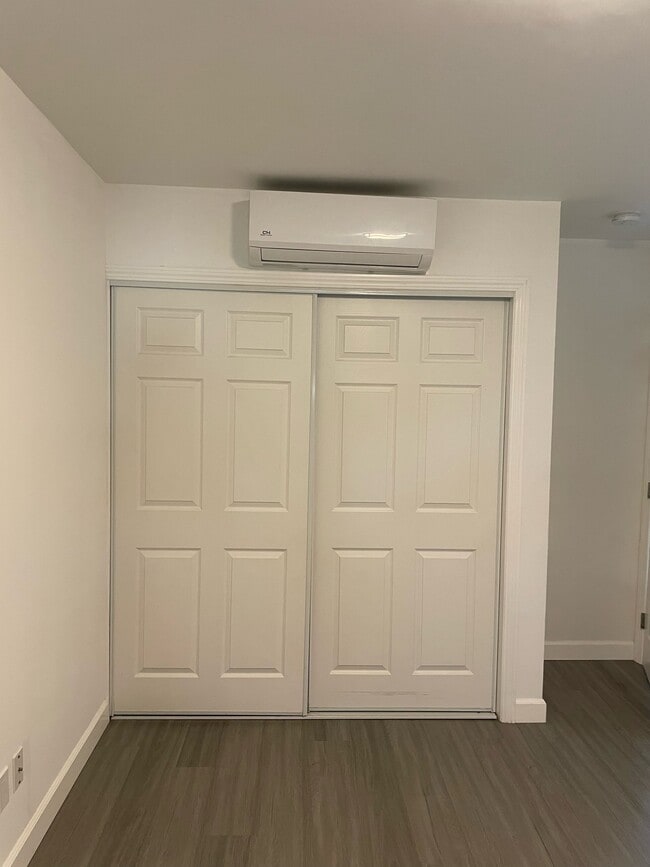 Building Photo - 265 E 69th Way