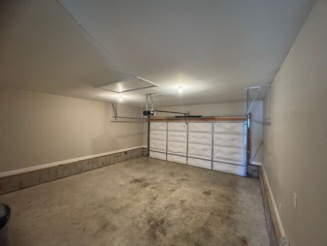 Building Photo - Beautiful Single Family Home