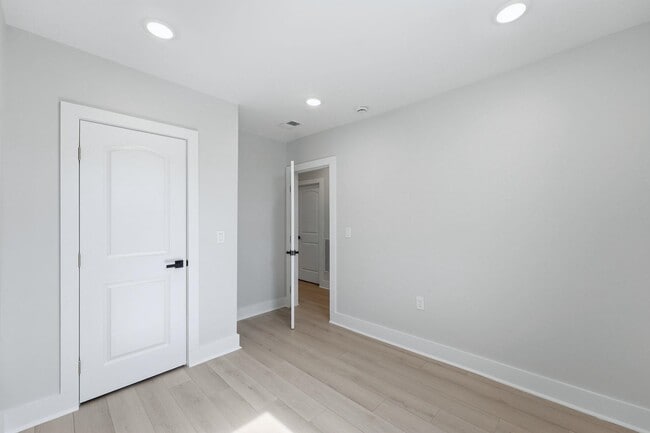 Building Photo - 1205 Hillside Pl