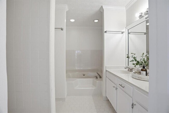 Building Photo - 2600 Holcomb Springs Dr