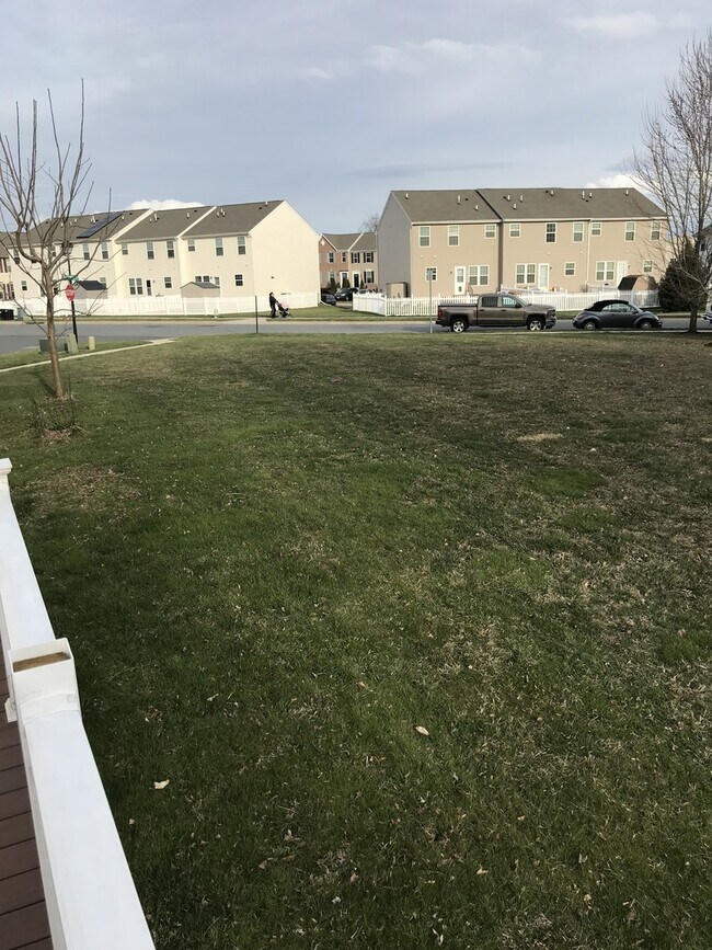 Building Photo - *Coming Soon!*  Large end unit town home i...