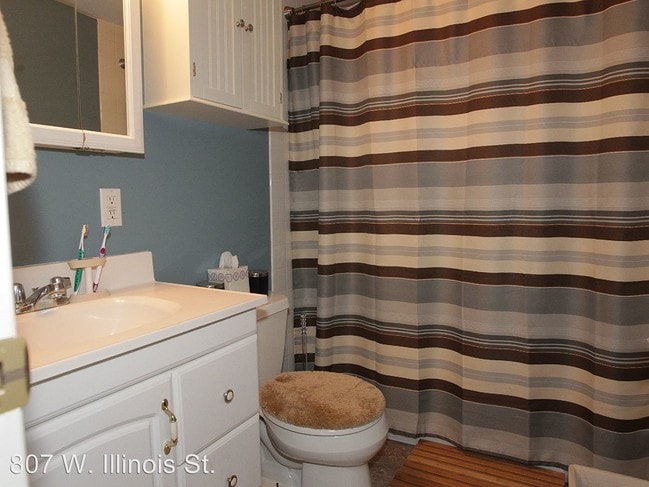 Building Photo - 1 br, 1 bath Apartment - 807 W. Illinois St.