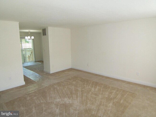 Building Photo - 313 Fullerton Pl