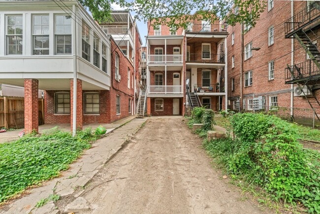 Building Photo - Spacious 6BR/2.5BA in CV AVAILABLE June 2026