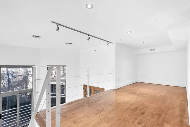 Building Photo - 395 S 2nd St