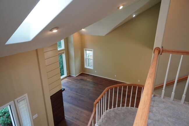 Building Photo - 1394 E Holly St